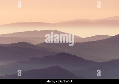 Morgen neblige Landschaft und Windkraftanlagen auf einer Luftaufnahme. Stockfoto