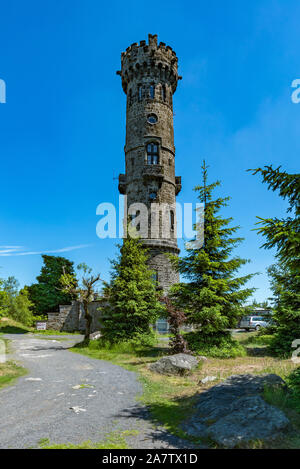 Decinsky Sneznik. Ein Aussichtsturm auf der Spitze eines Berges mit dem gleichen Namen in der Nähe von Decin im Norden von Böhmen. Stockfoto