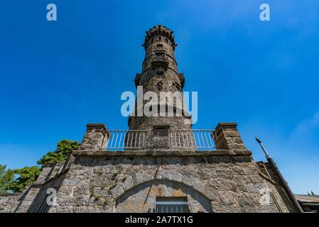 Decinsky Sneznik. Ein Aussichtsturm auf der Spitze eines Berges mit dem gleichen Namen in der Nähe von Decin im Norden von Böhmen. Stockfoto