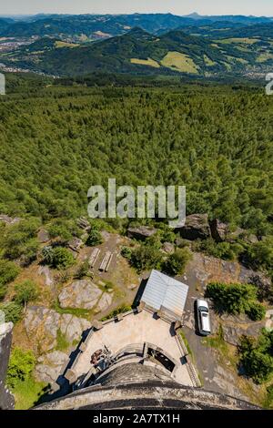 Decinsky Sneznik. Ein Aussichtsturm auf der Spitze eines Berges mit dem gleichen Namen in der Nähe von Decin im Norden von Böhmen. Stockfoto