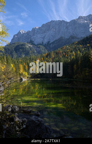 Grünen Teich am Eibsee und Zugspitze im Herbst, Bayern, Deutschland Stockfoto