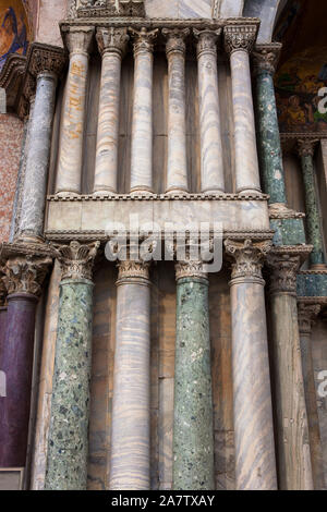 Spalte detail, main Westportal der Kathedrale San Marco, Venedig, Italien Stockfoto