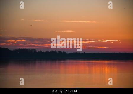 Sonnenaufgang auf dem inter Küstengewässer Blick auf einer Insel Stockfoto