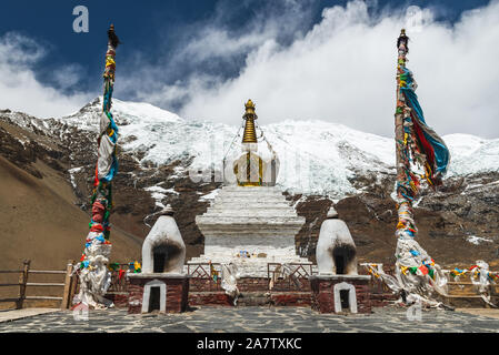 Ein Stupa steht vor einem Gletscher entlang der Straße zum Mount Everest in Tibet, China. Stockfoto