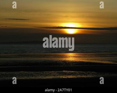 Sonnenuntergang über der Insel Man von Seascale, Cumbria, England, Vereinigtes Königreich Stockfoto