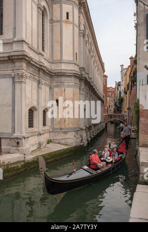 Rio dei Miracoli, Cannaregio, Venice, Italien: Brücke, Gondel und auf der linken Seite, der Seite der Chiesa di Santa Maria dei Miracoli Stockfoto