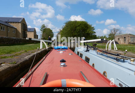 Zwei narrowboats in ein Schloss an der Leeds & Liverpool Canal an Gargrave, North Yorkshire, UK. Stockfoto