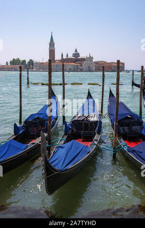 Chiesa di San Giorgio Maggiore, Venedig, Italien, über das Becken von San Marco von Riva degli Schiavoni: eine Linie der angelegten Gondeln im Vordergrund Stockfoto