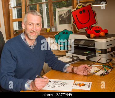 Autor und Illustrator Adam Hargreaves hat weiterhin zu produzieren die 'Mr Bücher Männer" nach dem Tod seines Vaters (Roger Hargreaves) und hat eine neue Serie von 'Mr Bücher Männer" für Kinder mit einem Arzt, Thema. Stockfoto