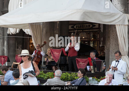 Kleine Orchester spielt auf der Terrasse des Caffè Florian, Piazza San Marco, Venedig, Italien Stockfoto