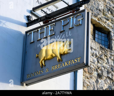 Hängeschild für das Schwein in der Mauer Restaurant, Westgate Street, Southampton, Hampshire, England, Großbritannien Stockfoto