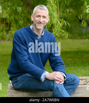 Autor und Illustrator Adam Hargreaves hat weiterhin zu produzieren die 'Mr Bücher Männer" nach dem Tod seines Vaters (Roger Hargreaves) und hat eine neue Serie von 'Mr Bücher Männer" für Kinder mit einem Arzt, Thema. Stockfoto