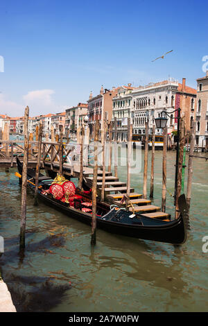 Grand Canal vom Campo della Pescaria: Gondel im Vordergrund, und die Ca' d'Oro auf der rechten Seite: Venedig, Italien Stockfoto