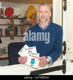 Autor und Illustrator Adam Hargreaves hat weiterhin zu produzieren die 'Mr Bücher Männer" nach dem Tod seines Vaters (Roger Hargreaves) und hat eine neue Serie von 'Mr Bücher Männer" für Kinder mit einem Arzt, Thema. Stockfoto