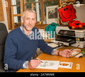 Autor und Illustrator Adam Hargreaves hat weiterhin zu produzieren die 'Mr Bücher Männer" nach dem Tod seines Vaters (Roger Hargreaves) und hat eine neue Serie von 'Mr Bücher Männer" für Kinder mit einem Arzt, Thema. Stockfoto