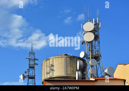 Elektrosmog Risiko aufgrund der TV-Repeater und Mobiltelefone Stockfoto