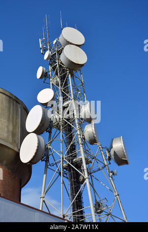 Elektrosmog Risiko aufgrund der TV-Repeater und Mobiltelefone Stockfoto