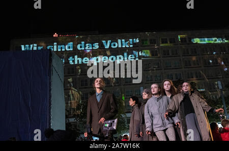 Berlin, Deutschland. 04 Nov, 2019. Schauspieler des Theaters der Revolution spielen zu Beginn der Festwoche anlässlich des 30. Jahrestages des Falls der Berliner Mauer auf dem Alexanderplatz. Credit: Paul Zinken/dpa/Alamy leben Nachrichten Stockfoto