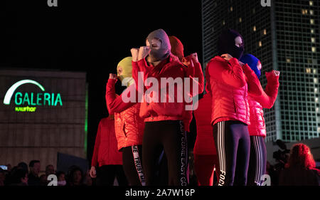 Berlin, Deutschland. 04 Nov, 2019. Schauspieler des Theaters der Revolution spielen zu Beginn der Festwoche anlässlich des 30. Jahrestages des Falls der Berliner Mauer auf dem Alexanderplatz. Credit: Paul Zinken/dpa/Alamy leben Nachrichten Stockfoto