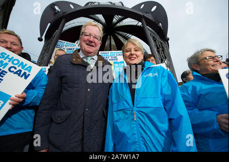 Hamilton, Großbritannien. 4 Nov, 2019. Im Bild: Jamie Greene MSP; Jackson Carlaw MSP-Führer der Schottischen Konservativen und Unionist Party; Cllr Shona Haslam; Annie Wells MSP. Jackson Carlaw MSP-Führer der Schottischen Konservativen und Unionist Party begleitet Cllr Shona Haslam, der Kandidat für die Hamilton und Lanark East Wahlkreis an Ihrer Kampagne starten am Steinbruch Street Band in Hamilton. Credit: Colin Fisher/Alamy leben Nachrichten Stockfoto