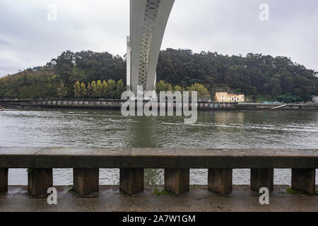 unter der Brücke Stockfoto