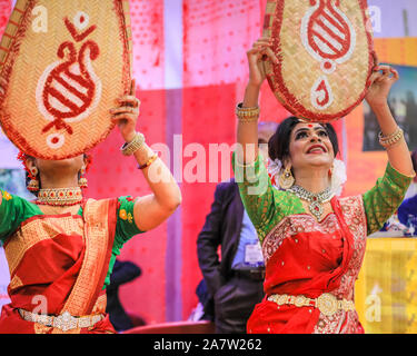 ExCel London, London, 04. November 2019. Bunte traditionelle Kleidung der Vertreter von Bangladesch getragen. Die globale Travel Trade Erneut erhält zusammen für die jährliche World Travel Market (WTM) Messe und Ausstellung. WTM läuft Nov. 4-6 bei ExCel London. Credit: Imageplotter/Alamy leben Nachrichten Stockfoto