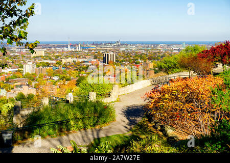Herrlichem Panoramablick auf Hamitlon Wohn- und Gewerbegebieten und Lake Ontario von Niagara Escarpment Stockfoto