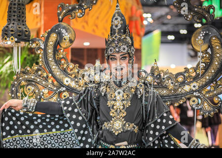 ExCel London, London, 04. November 2019. Ein eindrucksvolles traditionelles Krieger in schweren Outfit an der Indonesien stehen. Die globale Travel Trade Erneut erhält zusammen für die jährliche World Travel Market (WTM) Messe und Ausstellung. WTM läuft Nov. 4-6 bei ExCel London. Credit: Imageplotter/Alamy leben Nachrichten Stockfoto