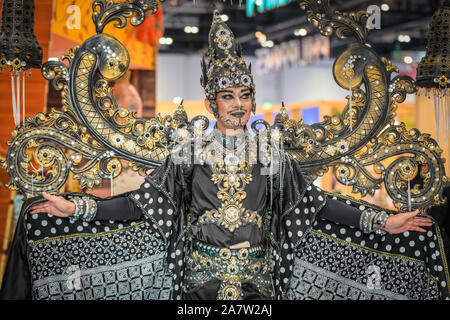 ExCel London, London, 04. November 2019. Ein eindrucksvolles traditionelles Krieger in schweren Outfit an der Indonesien stehen. Die globale Travel Trade Erneut erhält zusammen für die jährliche World Travel Market (WTM) Messe und Ausstellung. WTM läuft Nov. 4-6 bei ExCel London. Credit: Imageplotter/Alamy leben Nachrichten Stockfoto