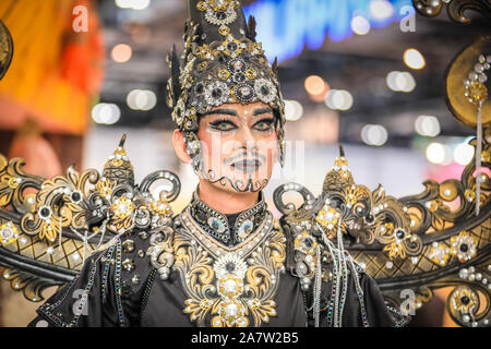 ExCel London, London, 04. November 2019. Ein eindrucksvolles traditionelles Krieger in schweren Outfit an der Indonesien stehen. Die globale Travel Trade Erneut erhält zusammen für die jährliche World Travel Market (WTM) Messe und Ausstellung. WTM läuft Nov. 4-6 bei ExCel London. Credit: Imageplotter/Alamy leben Nachrichten Stockfoto