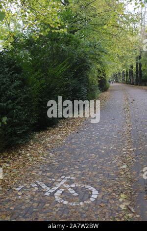 Radweg in einem öffentlichen Park in Brügge, Belgien. Stockfoto