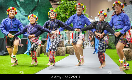 ExCel London, London, 04. November 2019. Ein bunter Tanz Gruppe stellt das Land von Taiwan. Die globale Travel Trade Erneut erhält zusammen für die jährliche World Travel Market (WTM) Messe und Ausstellung. WTM läuft Nov. 4-6 bei ExCel London. Credit: Imageplotter/Alamy leben Nachrichten Stockfoto