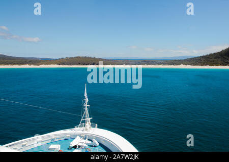 Bug eines Luxus Kreuzfahrtschiff mit einem paradiesischen Strand und Ozean Blau als Hintergrund. Wineglass Bay in Tasmanien, Australien. Stockfoto