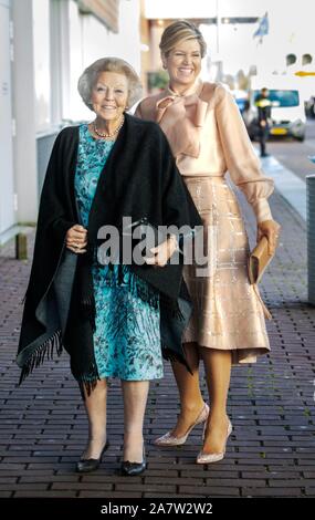 Amsterdam, Niederlande. 04 Nov, 2019. Maxima und Prinzessin Königin Beatrix der Niederlande im Muziekgebouw aan 't IJ in Amsterdam, November 04, 2019 ankommen, die Königin Hände haben die Prins Bernhard Cultuurfonds Prijs 2019 der Vereniging De Hollandsche Molen, Prinzessin Beatrix ist Schirmherr der VerenigingCredit: Albert Nieboer/Niederlande/Point de Vue |/dpa/Alamy leben Nachrichten Stockfoto
