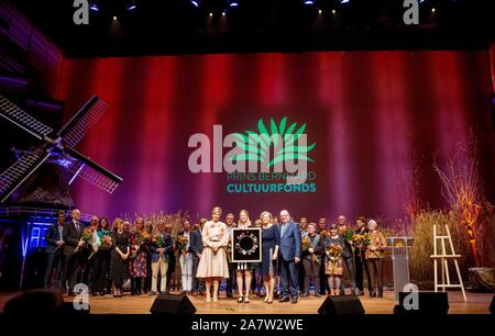 Amsterdam, Niederlande. 04 Nov, 2019. Queen Maxima der Niederlande bei der muziekgebouw aan 't IJ in Amsterdam, November 04, 2019, die Königin Hände haben die Prins Bernhard Cultuurfonds Prijs 2019 der Vereniging De Hollandsche Molen, Prinzessin Beatrix ist Schirmherr der VerenigingCredit: Albert Nieboer/Niederlande/Point de Vue |/dpa/Alamy leben Nachrichten Stockfoto