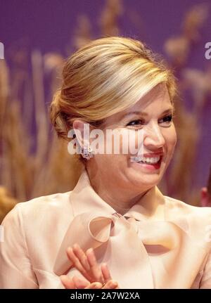 Amsterdam, Niederlande. 04 Nov, 2019. Queen Maxima der Niederlande bei der muziekgebouw aan 't IJ in Amsterdam, November 04, 2019, die Königin Hände haben die Prins Bernhard Cultuurfonds Prijs 2019 der Vereniging De Hollandsche Molen, Prinzessin Beatrix ist Schirmherr der VerenigingCredit: Albert Nieboer/Niederlande/Point de Vue |/dpa/Alamy leben Nachrichten Stockfoto