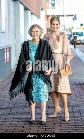 Amsterdam, Niederlande. 04 Nov, 2019. Maxima und Prinzessin Königin Beatrix der Niederlande im Muziekgebouw aan 't IJ in Amsterdam, November 04, 2019 ankommen, die Königin Hände haben die Prins Bernhard Cultuurfonds Prijs 2019 der Vereniging De Hollandsche Molen, Prinzessin Beatrix ist Schirmherr der VerenigingCredit: Albert Nieboer/Niederlande/Point de Vue |/dpa/Alamy leben Nachrichten Stockfoto