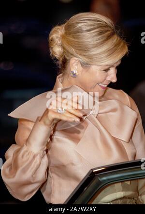 Amsterdam, Niederlande. 04 Nov, 2019. Queen Maxima der Niederlande lassen Sie am Muziekgebouw aan?t IJ in Amsterdam, November 04, 2019, nach der Königin die Prins Bernhard Cultuurfonds Prijs 2019 der Vereniging De Hollandsche Molen, Prinzessin Beatrix ist Schirmherr der VerenigingCredit: Albert Nieboer/Niederlande/Point de Vue |/dpa/Alamy leben Nachrichten Stockfoto