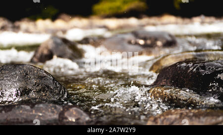 Rocky Stream fließendes Wasser. Steine im Wasser. Natürliche Hintergrund Stockfoto