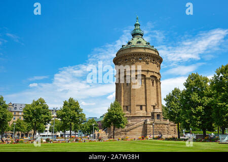 Mannheim, Deutschland - August 2019: Wasser Tour Wahrzeichen "Wasserturm", Wahrzeichen der Stadt Mannheim in kleinen öffentlichen Park im Sommer Tag Stockfoto