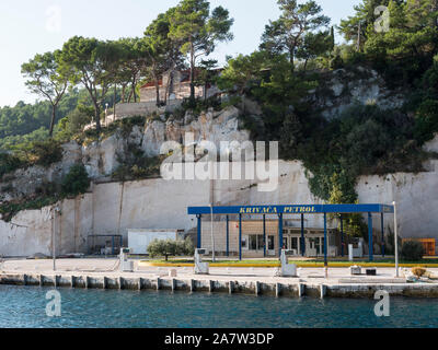 Kroatien, Insel Brac, Sumartin, Tankstelle für Boote und Yachten in verlassenen Steinbruch Stockfoto