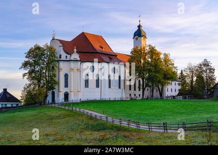 Wieskirche im Morgenlicht, Wallfahrtskirche Zum gegeißelten Heiland auf der Wies, Wies, in der Nähe von Steingaden, Oberbayern, Pfaffenwinkel, Bayern Stockfoto