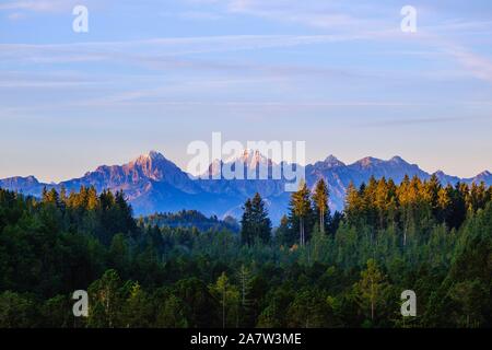 Gehrenspitze und Kellenspitze, Tannheimer Berge, Blick von der Wies in der Nähe von Steingaden, Pfaffenwinkel, Allgäu, Oberbayern, Bayern, Deutschland Stockfoto