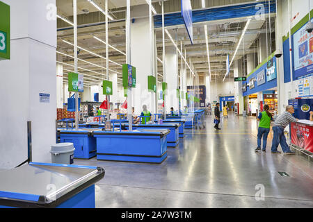 SHENZHEN, China - 22. APRIL 2019: Kasse an Sam's Club in Shenzhen. Sam's Club ist eine amerikanische Kette der Mitgliedschaft - nur Retail warehou Stockfoto