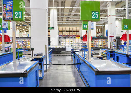 SHENZHEN, China - 22. APRIL 2019: Kasse an Sam's Club in Shenzhen. Sam's Club ist eine amerikanische Kette der Mitgliedschaft - nur Retail warehou Stockfoto