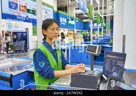 SHENZHEN, China - April 22, 2019: indoor Porträt der Kassierer an Sam's Club in Shenzhen. Sam's Club ist eine amerikanische Kette der Mitgliedschaft - Nur retai Stockfoto