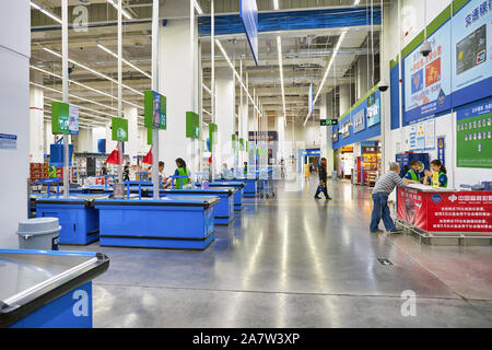 SHENZHEN, China - 22. APRIL 2019: Kasse an Sam's Club in Shenzhen. Sam's Club ist eine amerikanische Kette der Mitgliedschaft - nur Retail warehou Stockfoto