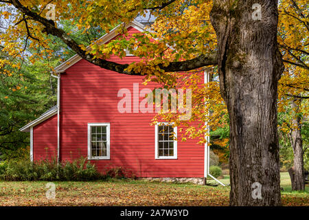 Hübschen roten Haus mit Herbstlaub, Bennington, Vermont, USA. Stockfoto