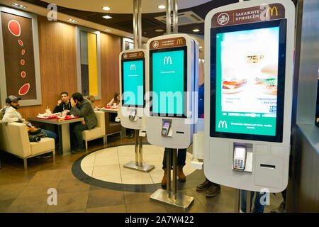 Moskau, Russland - ca. Januar 2019: Selbst bestellen Kiosk bei McDonald's Restaurant in Moskau. Stockfoto