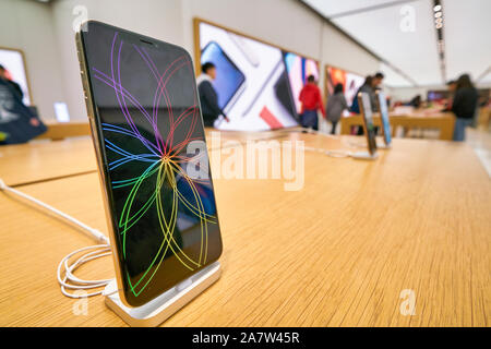 Hongkong, China - ca. Januar 2019: iPhones auf dem Display im Apple Store in Hongkong. Stockfoto